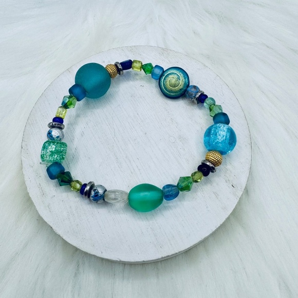 Fashion Statement Beaded Bracelet - Picture 3 of 4